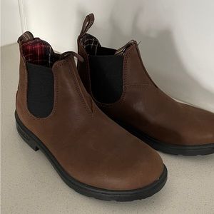 Kids sized Blundstones. New, never worn. Size 3. Fits a size 5-5.5 women’s.
